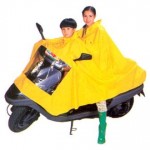 47 t4 150x150 Cách lựa chọn áo mưa và hướng dẫn đi xe máy khi trời mưa